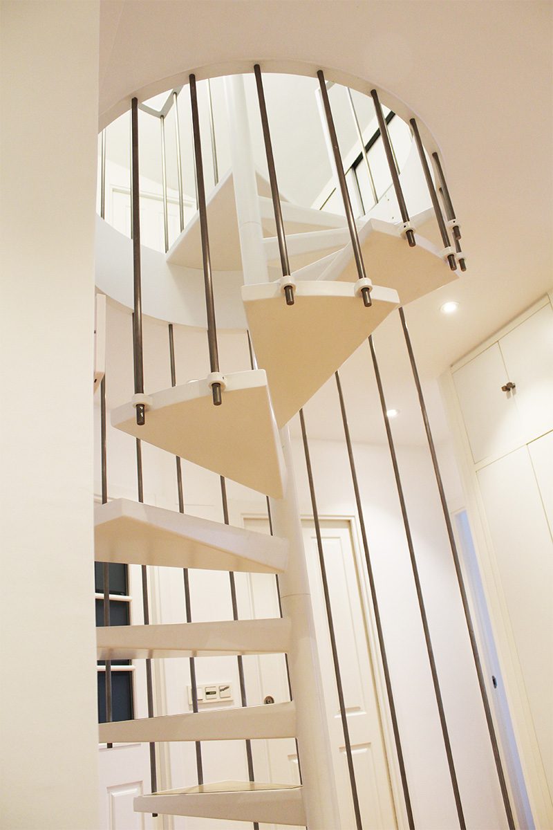 escaleras_helicoidales_lacadas_en_color_blanco_en_san_sebastian_donostia.jpg