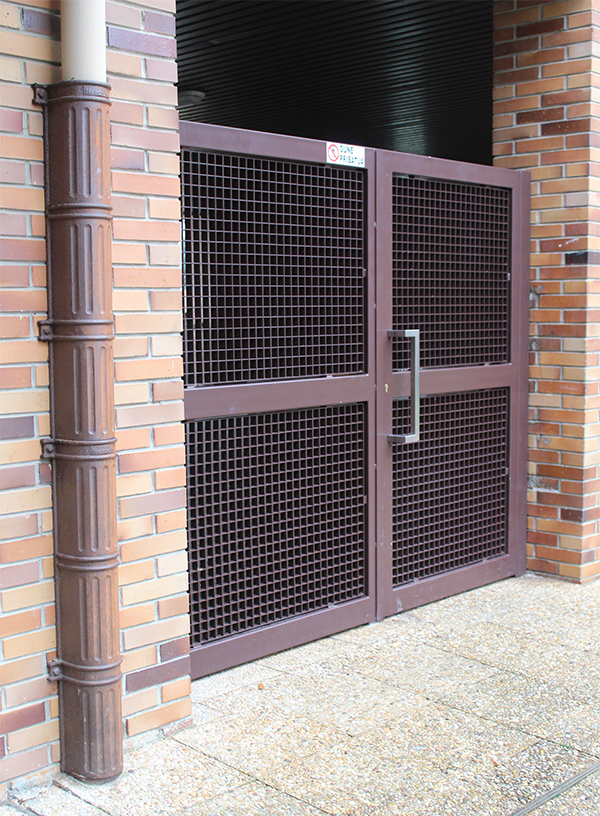 fabricacion_y_montaje_de_dos_puertas_exteriores_en_ral_marron.jpg