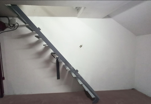 escalera_lateral_articulada_con_piston_facil_uso_sin_esfuerzo.jpg