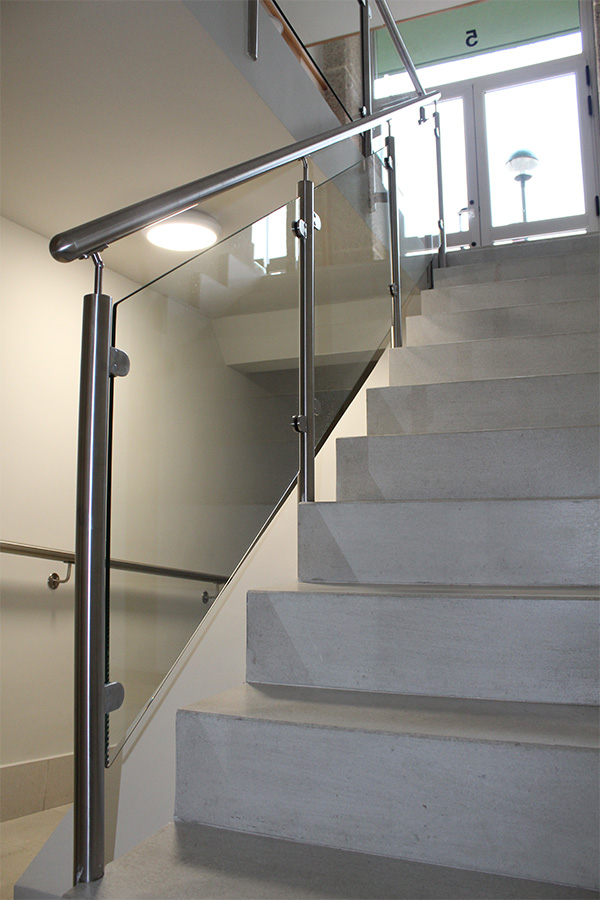 barandillas_de_acero_inox_aisi_304_con_vidrio_de_44_en_interiores.jpg