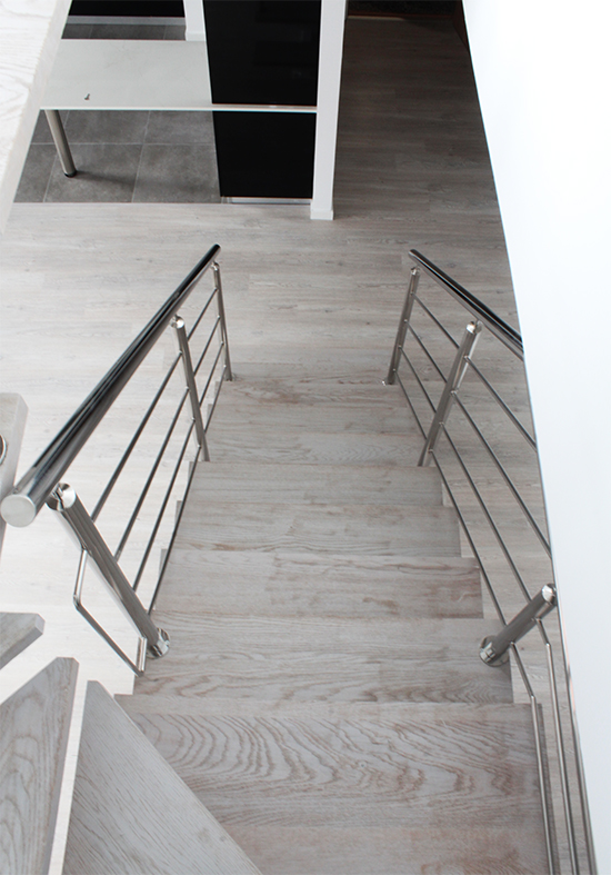 escaleras_interiores_en_miranda_de_ebro_con_escalones_de_madera.jpg