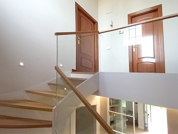 escalera_con_zancas_madera_y_barandilla_de_vidrio_en_vitoria_gasteiz_burgos.jpg