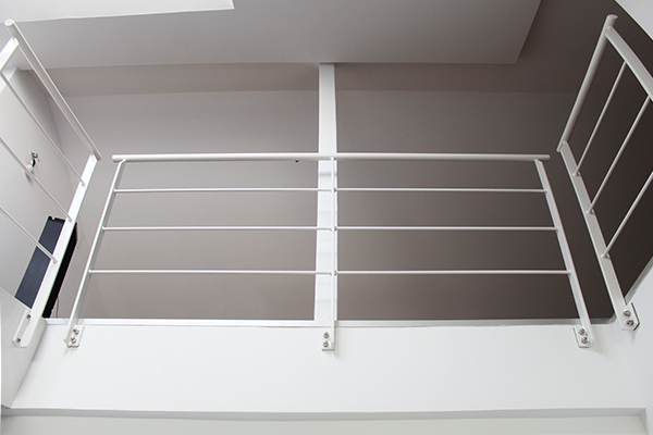 barandilla_de_hierro_lacada_en_blanco_en_proyecto_de_escalera_metalica_en_urretxu_zumarraga_legazpia_gipuzkoa_euskadi.jpg