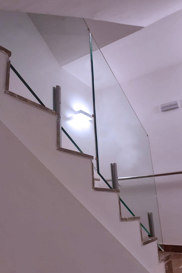 accesorios en acero color gris para barandillas de vidrio