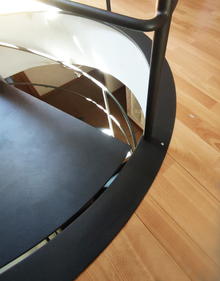 detalle_de_escalera_metalica_minimalista_en_vitoria_gasteiz.jpg