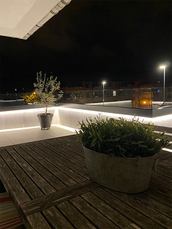 sistemas_de_barandillas_con_vidrio_y_led_sistema_sadev_aluminio_extrugado.jpg
