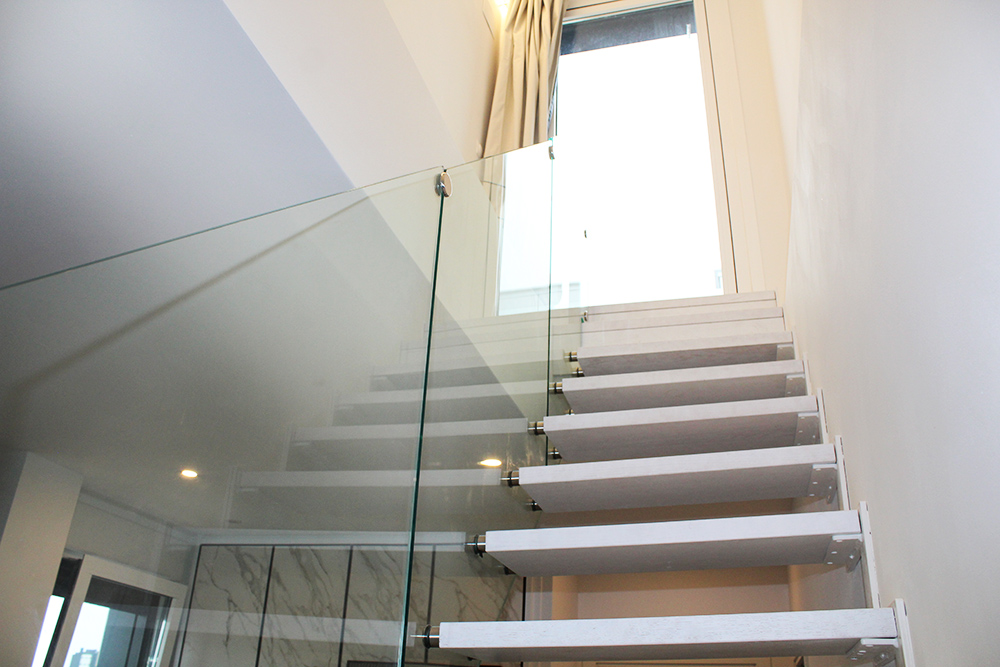 escalera_para_duplex_en_zarautz_a_medida_zanca_metalica_y_vidrio.jpg