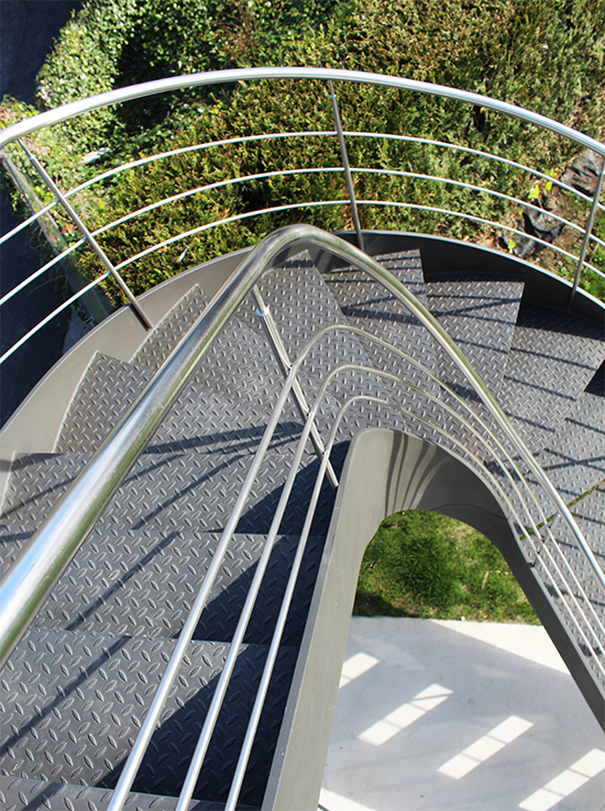 hemos_curvado_las_zancas_laterales_en_esta_escalera_de_oriamendi.jpg