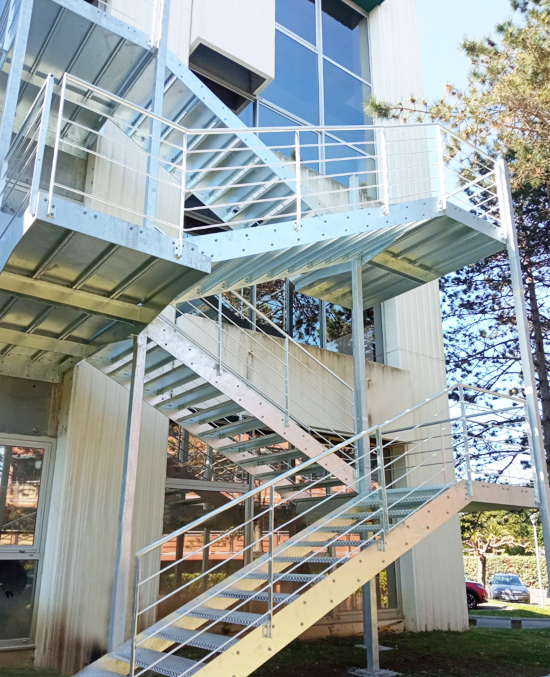 fabrication_de_escalier_de_evacuation_a_biarritz_especialistes_ferronerie.jpg