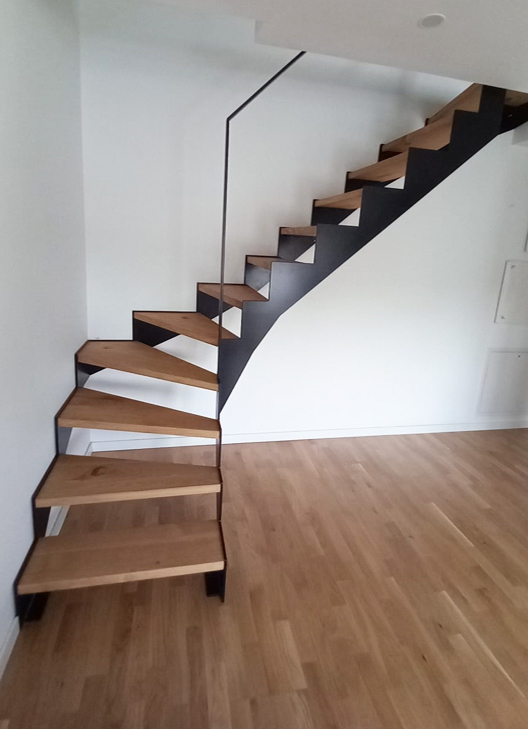 escaleras_en_bilbao_bizkaia_zancas_laterales_diente_de_sierre_madera_y_acero.jpg