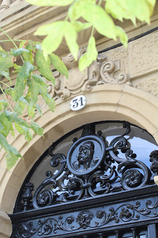 restauracion_y_reparacion_de_puertas_de_portal_en_san_sebastian_donostia_herrerias.jpg