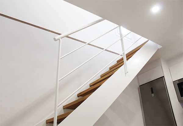 escaleras_interiores_con_acero_y_madera_en_trintxerpe_pasaia_donostia.jpg