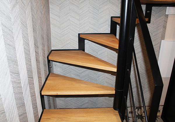 escaleras_en_navarra_pamplona_nafarroa_udabe_metalica_con_escalones_de_madera.jpg