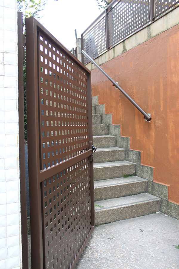 fabricantes_de_puertas_peatonales_de_chapa_perforada_en_san_sebastian_donostia.jpg
