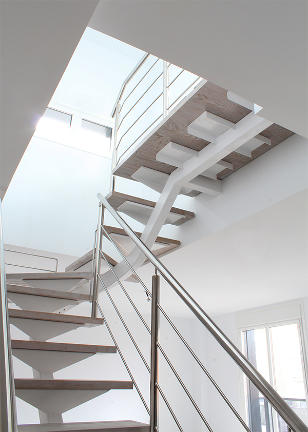 escaleras_metalicas_en_miranda_de_ebro_escaleras_a_medida_con_barandillas_de_inox.jpg