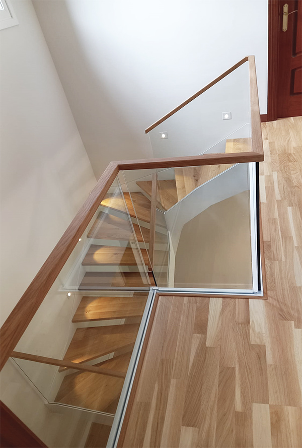 fotografias_de_escaleras_con_barandilla_de_vidrio_y_pasamanos_de_madera.jpg