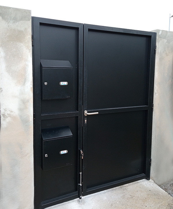 puerta_de_acero_galvanizado_lacado_al_horno_para_acceso_a_terreno_en_san_sebastian_donostia.jpg
