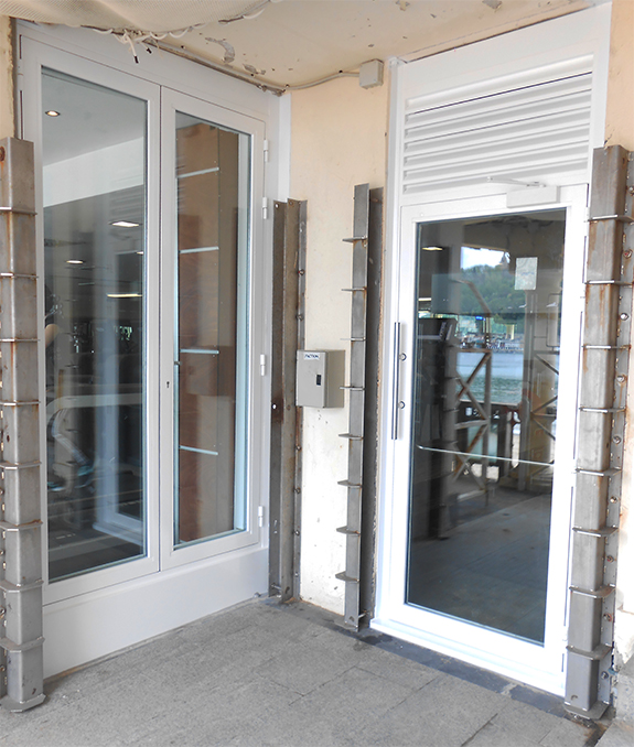 puertas_de_salida_de_emergencia_en_el_gimnasio_la_perla_de_san_sebastian_ver_tarifas.jpg