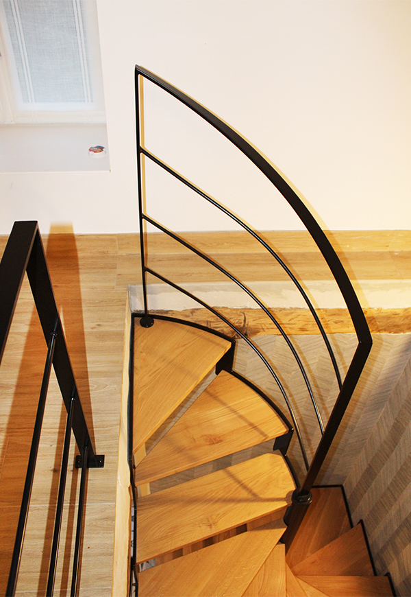 escalera_interior_en_navarra_udabe_pamplona_con_barandilla_en_color_negro.jpg