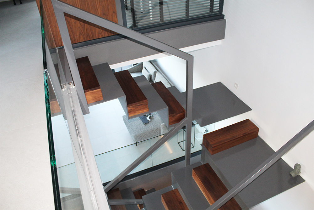escaleras_a_medida_interiores_de_chapa_plegada_de_acero_con_cajonera_de_madera.jpg