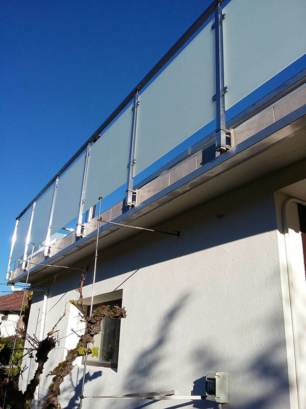 como instalar una barandilla de acero inoxidable en una terraza exterior