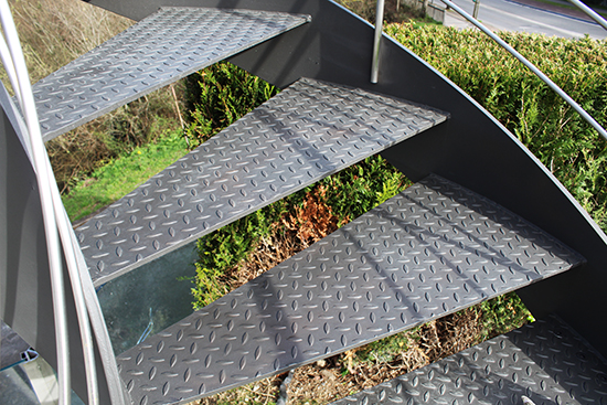 escalera_con_chapa_damero_para_escaleras_en_san_sebastian.jpg