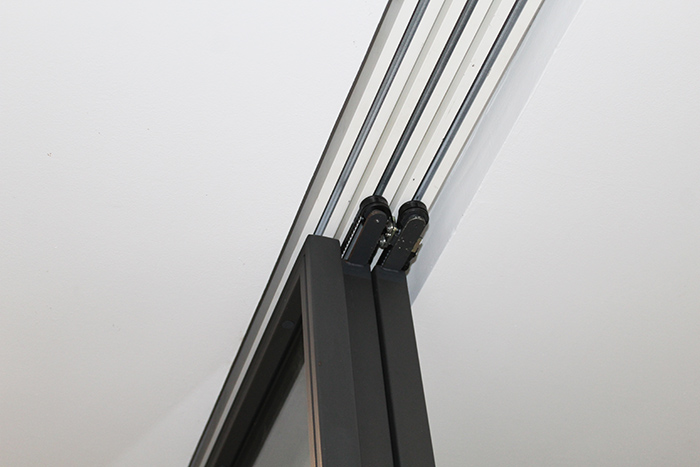 sistema_de_railes_en_puerta_corredera_interior_de_acero_y_vidrio_en_donostia.jpg