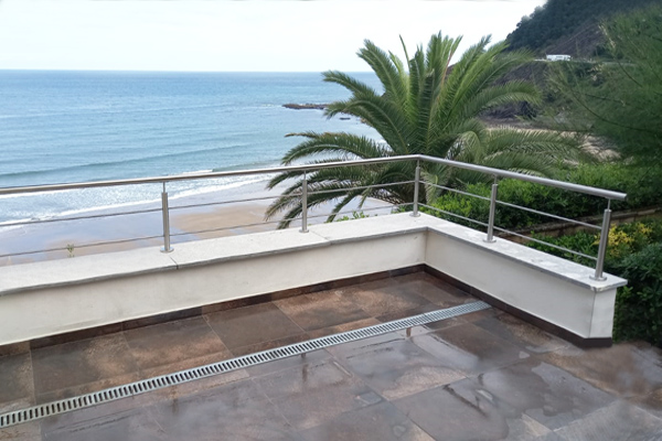 fabricacion_y_montaje_de_barandillas_de_inox_en_zona_costera_junto_al_mar_en_deba.jpg