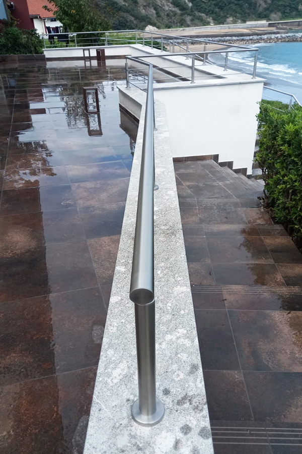 barandillas_inox_aisi_316_frente_a_la_lluvia_y_el_oxido_frente_al_mar_en_deba.jpg