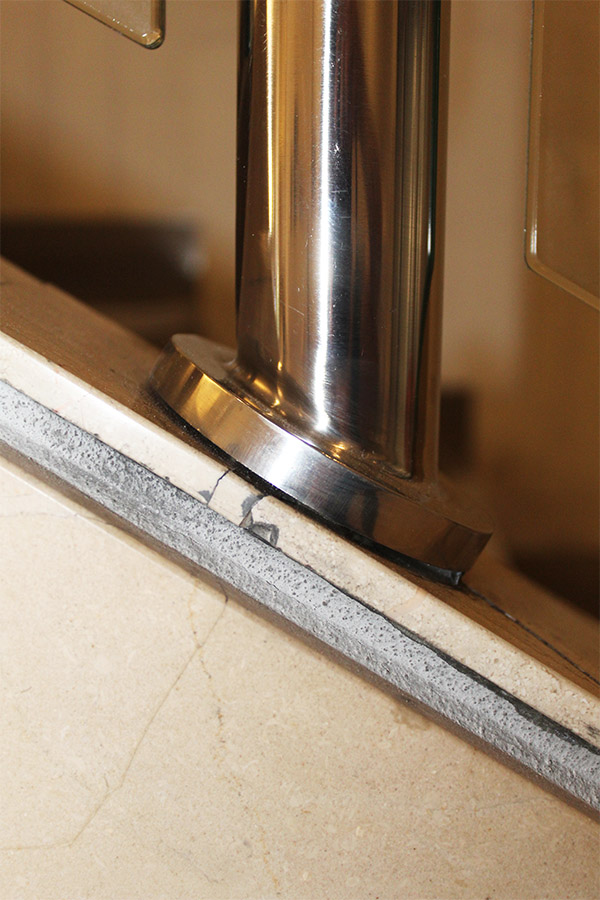 bases_de_acero_inoxidable_para_para_barandilla_de_inox_y_vidrio_en_el_hotel_orly_de_san_sebastian.jpg