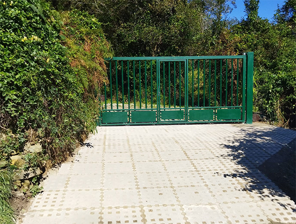 puerta_de_acceso_a_terreno_privado_en_aceroy_color_verde.jpg