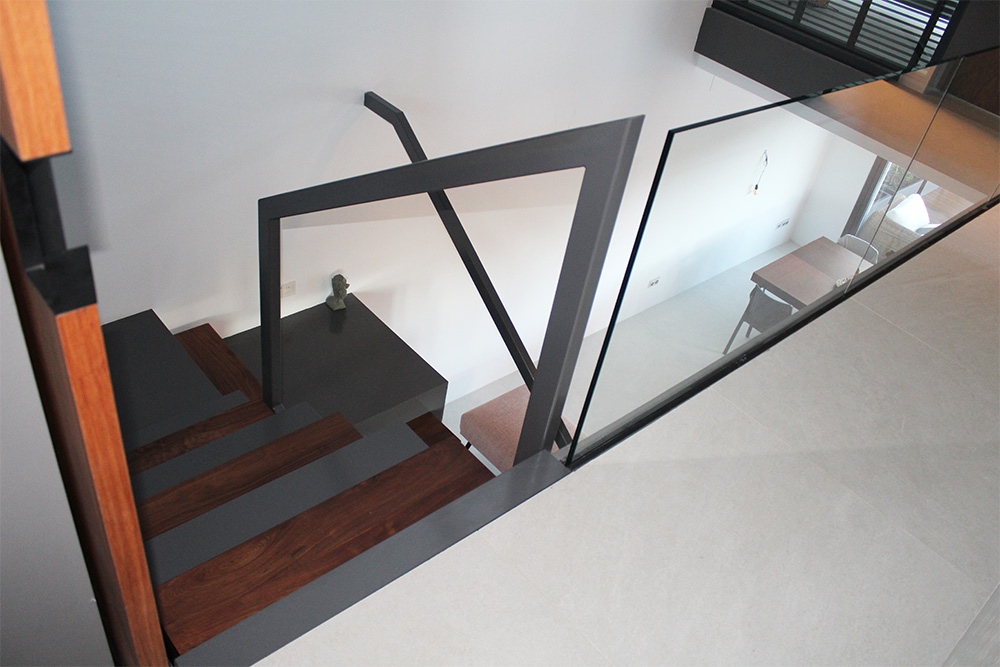 fabricacion_y_montaje_de_escalera_de_chapa_plegada_con_barandilla_de_acero_tubular.jpg