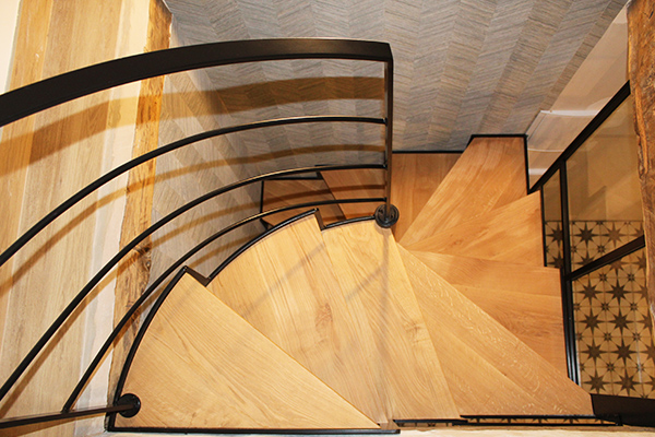 escalera_compensada_con_zanca_lateral_en_diente_de_sierra_en_pamplona_nafarroa.jpg