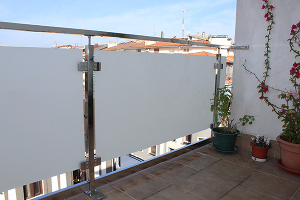 barandilla_con_vidrio_traslucido_en_el_barrio_de_gros_de_donostia.jpg