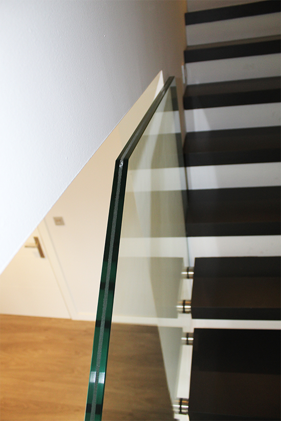 escaleras_con_barandilla_de_vidrio_especialistas_en_hondarribia_y_fuenterrabia.jpg