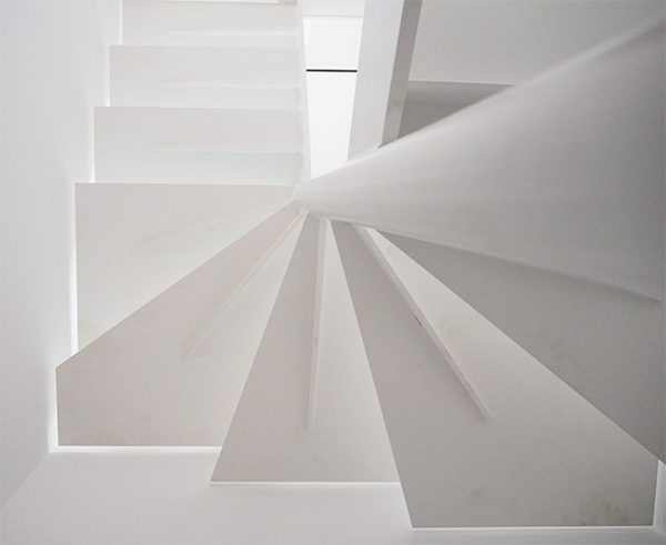 escaleras_metalicas_lacadas_en_blanco_en_donostia_herrerias.jpg