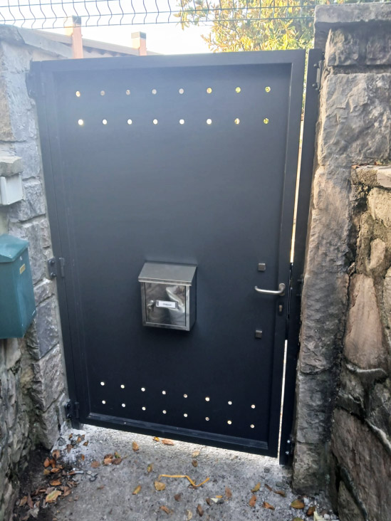 ibarkalde_puertas_exteriores_en_gris_forja_en_donostia_san_sebastian.jpg