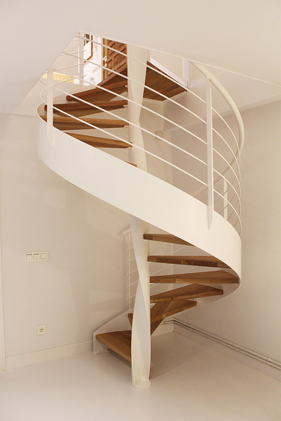 escalera_helicoidales_con_la_estructura_lacada_en_blanco.jpg