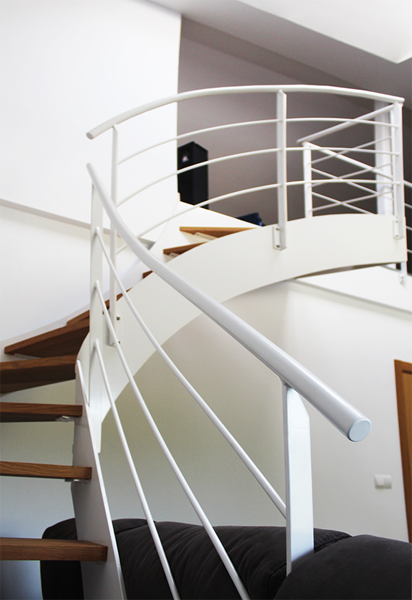 fotografias_de_escaleras_metalicas_de_diseo_en_gipuzkoa_euskadi_con_barandilla.jpg