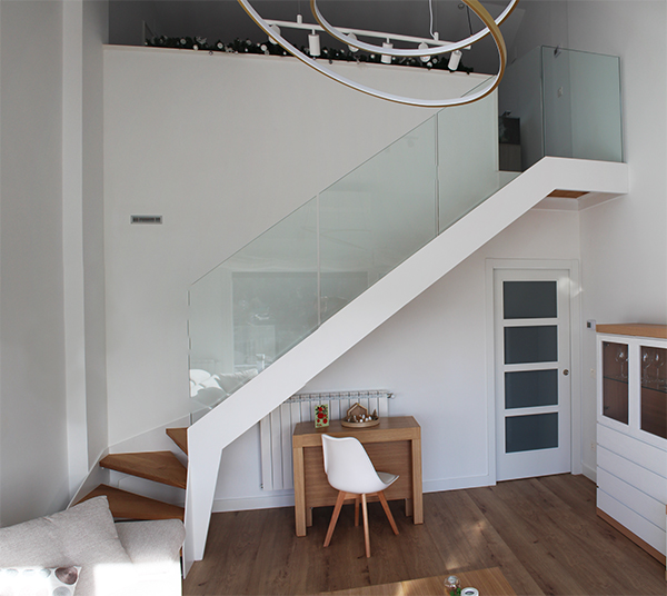 escalera_a_medida_en_donostia_para_interior_con_barandilal_de_vidrio.jpg