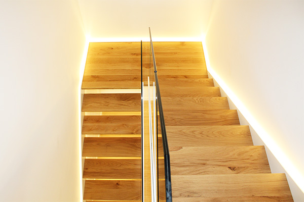 ibarkalde_escaleras_con_luz_integrada_de_acero_madera_y_vidrio.jpg