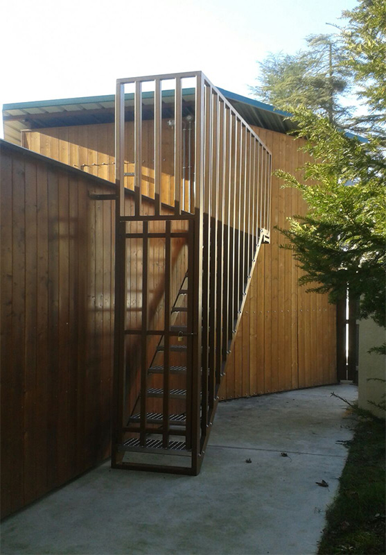 escalera_con_puerta_cerramiento_en_acero_galvanizado.jpg