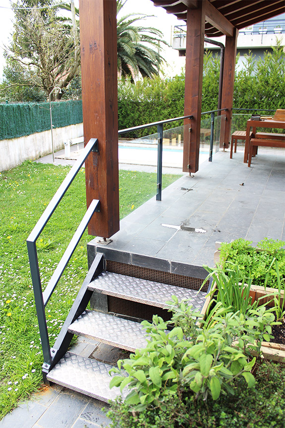 casas_con_jardin_en_san_sebastian_donostia_jardines_con_barandilla_de_vidrio.jpg