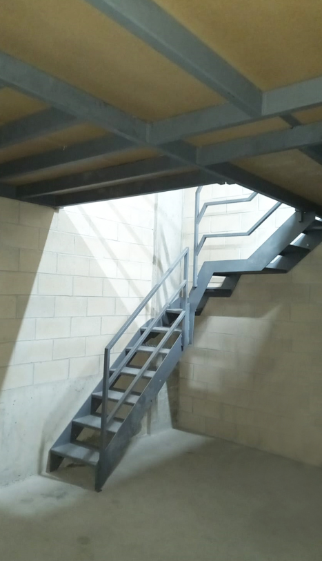 entreplanta_con_escalera_en_garaje_maximo_aprovechamiento_superficie.jpg