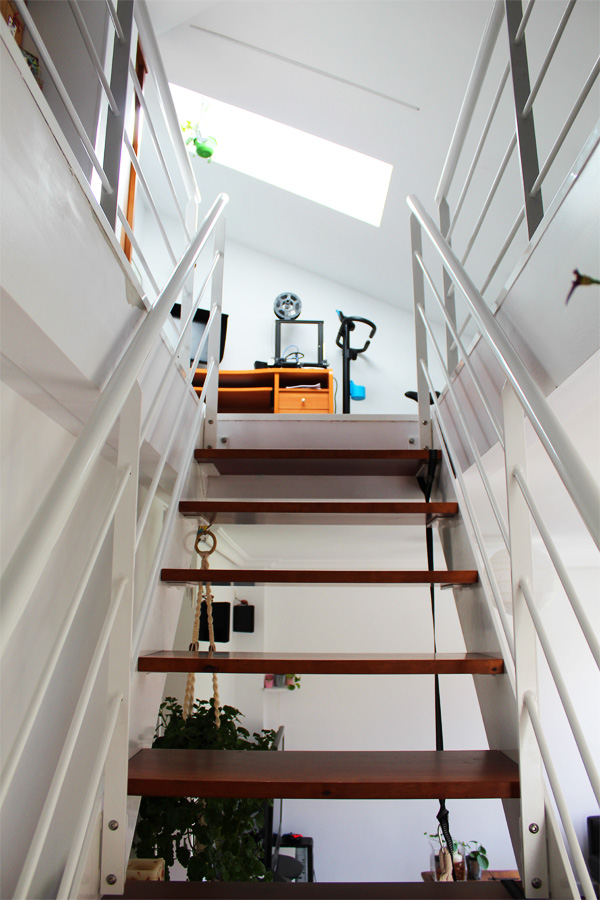 fotografias_de_escaleras_rectas_para_duplex_con_barandillas_de_acero_lacado_para_interiores.jpg