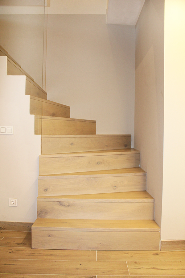 empresas_especialistas_en_escaleras_interiores_para_bajeras_con_chapa_plegada_continua.jpg