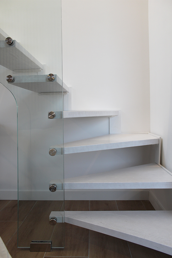 escalera_interior_con_escalones_de_madera_tono_blanco_en_zarautz.jpg
