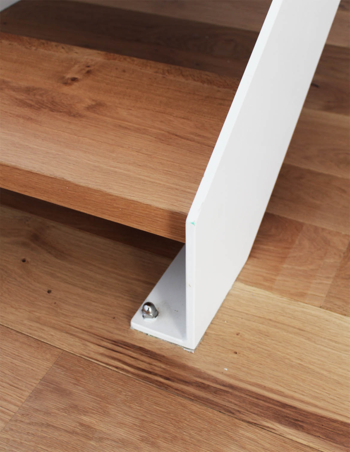 como_anclar_una_escalera_de_caracol_al_suelo_de_madera_de_una_vivienda.jpg