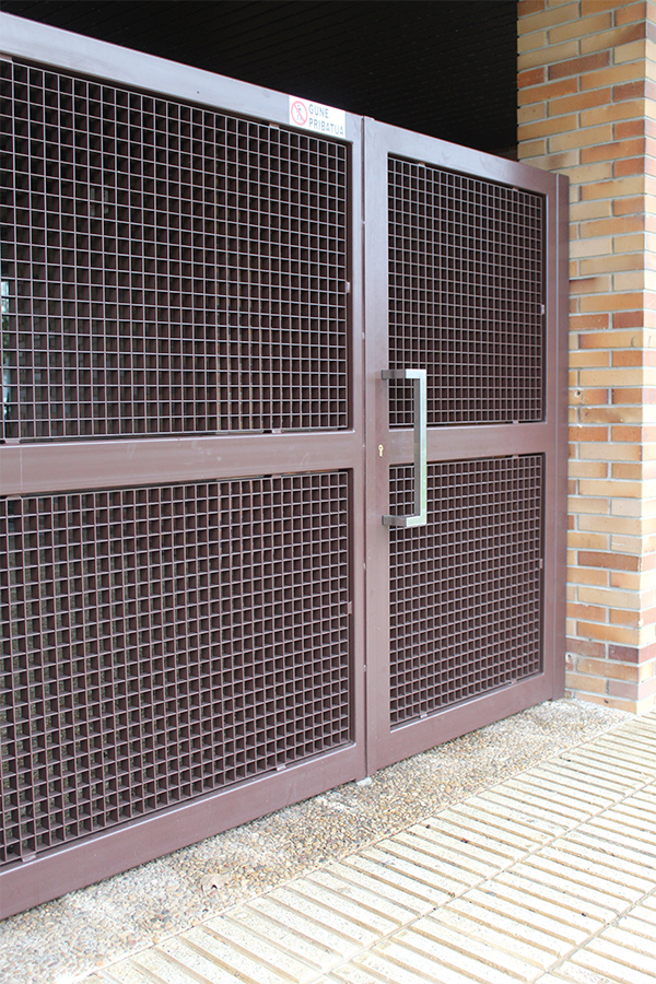 fabricacion_y_montaje_de_puerta_de_acero_galvanizado.jpg