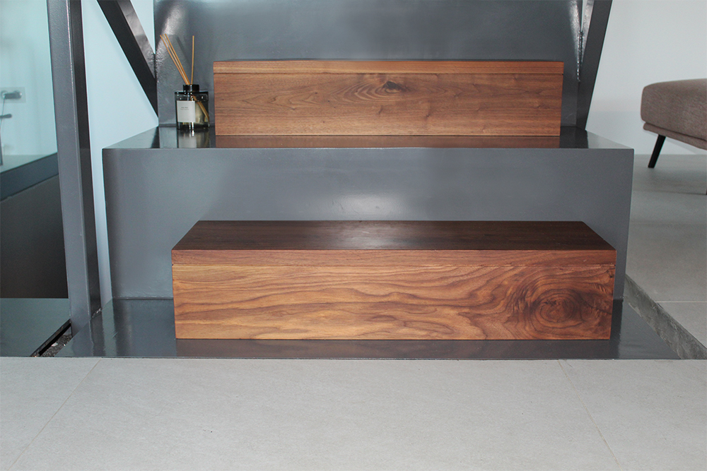 combinacion_de_chapa_plegada_con_cajoneras_de_madera_en_proyecto_de_escalera_en_irun.jpg